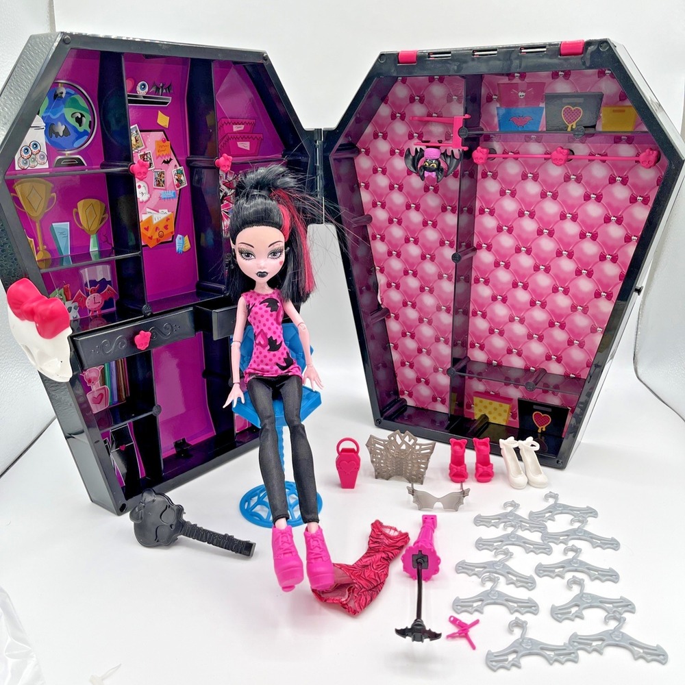 Monster High Draculaura Draculocker Casket Coffin Carrying Case With Doll 2013